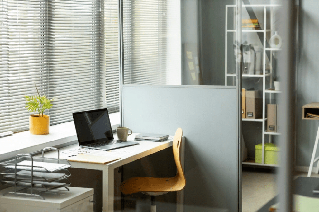 Офисные столы играют ключевую роль, объединяя в себе функциональность, комфорт и стиль